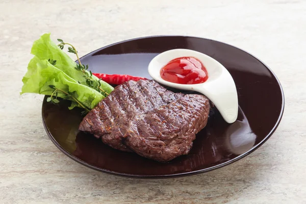 Izgara pala etekli biftek kekik ve ketçap servis edilir.