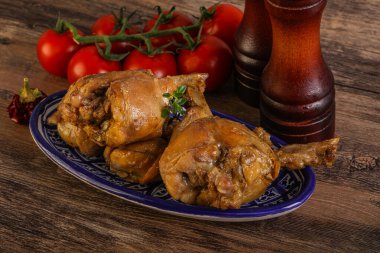 Tatlı ve baharatlı soslu tavşan yahnisi.