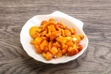 Baharatlı salamura bal mantarı kasede.