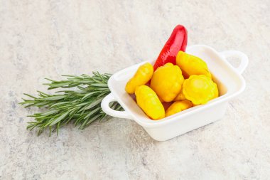 Turşulu sarı pastanın içinde doğal atıştırmalıklar.