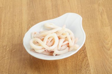 Terbiye edilmiş mürekkep balığı kasede atıştırmalık.