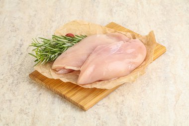 Güvertede pişirmek için çiğ tavuk göğsü filetosu.