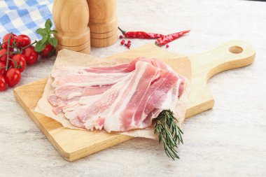 Kızarmış ya da ızgara için çiğ domuz pastırması.