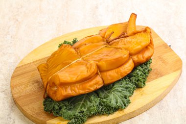 Tütsülenmiş kalamar aperatifi izole edilmiş.