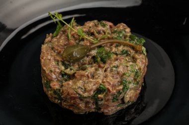 Kaparili çiğ tartar atıştırmalığı.