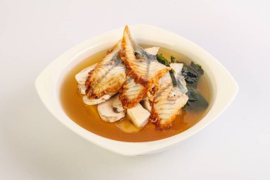 Geleneksel Japon miso çorbası, tofu ve yılan balığı.