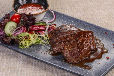 Biber ve ızgara biftek servis edildi.