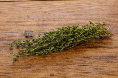 Taze aromalı yeşil bitki kekik çeşnisi yalıtılmış.