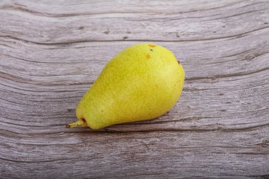 Tatlı, olgun, arka planda sarı armut