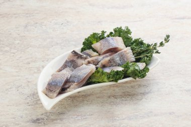 Kavanozda balık fileto dilimi var.