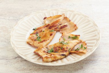 Unagi soslu ve otlu ızgara kalamar.