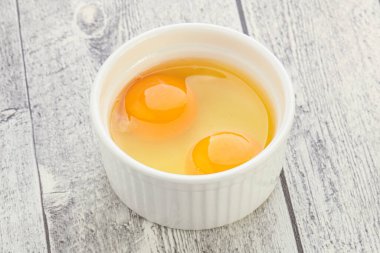 Tavuk yumurtası yemek için kasede.