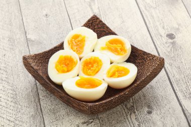 Kahvaltıda haşlanmış tavuk yumurtası, yumurta kabuğu olmadan.