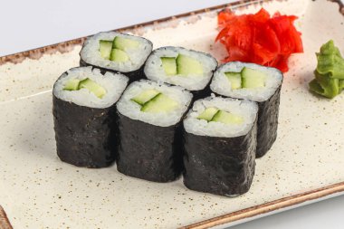 Salatalık ve pirinçli Japon vejetaryen dürümü.