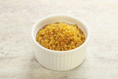 Yemek pişirmek için kasede çiğ bulgur.