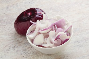 Pişirmek ya da atıştırmak için kasede dilimlenmiş kırmızı soğan