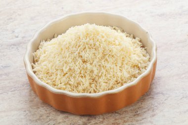 Kâsede doğal organik hindistan cevizi parçalanmış toz.