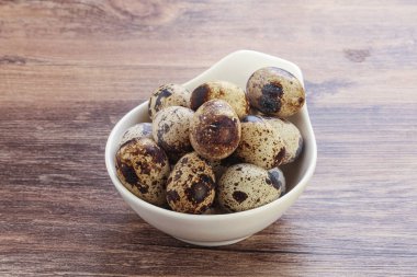 Çiğ şarküteri bıldırcın yumurtası kaseye yığılır.