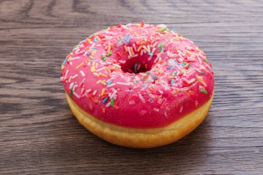 Tatlı jöleli meyveli çörek ve kremalı tatlı.