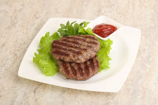 Gegrilltes Rindfleisch Burger Schnitzel Mit Tomatensauce — Stockfoto