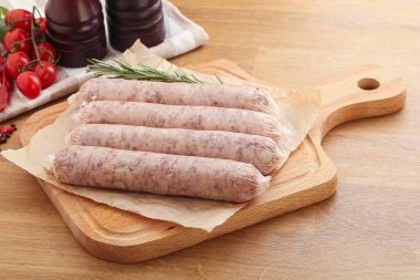 Izgara için çiğ domuz sosisi.