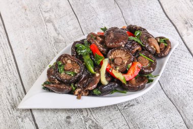 Baharatlı ve otlu terbiye edilmiş Shiitake mantarı.