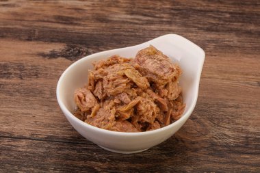 Salata için konserve ton balığı filetosu.