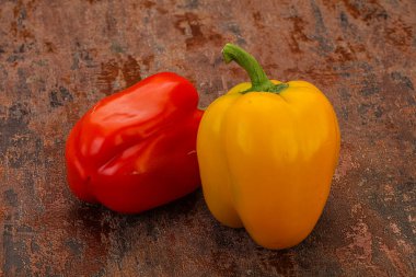 Olgun iki tatlı Bulgar dolma biberi