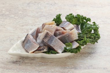 Kavanozda balık fileto dilimi var.