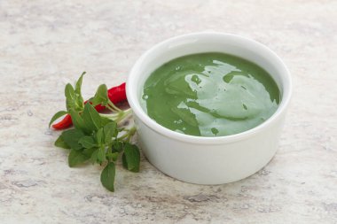 Yeşil baharatlı biber ve limon sosu.