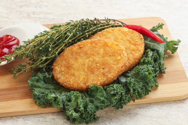 Kızarmış patates haşlanmış krep ve sos.