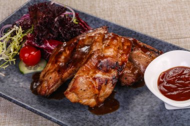 Izgara domuz pirzolası, kereviz ve havuç çubuğu.