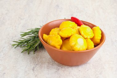 Turşulu sarı pastanın içinde doğal atıştırmalıklar.