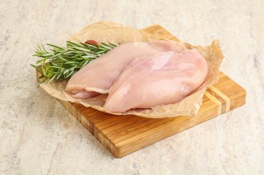 Güvertede pişirmek için çiğ tavuk göğsü filetosu.