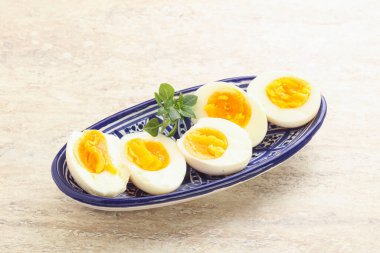 Kahvaltıda haşlanmış tavuk yumurtası, yumurta kabuğu olmadan.