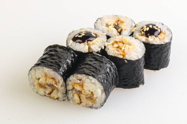 Japon geleneksel rulosu, yılan balığı, nori ve pilav.