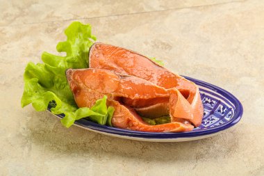 İki pembe somon balığı bifteği. Salata yaprağı.