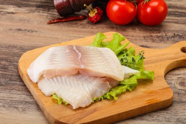 Pişirmek için çiğ pangasius fileto balığı.