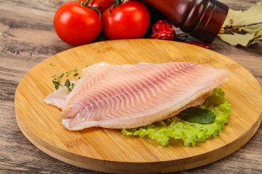 Pişirmek için çiğ tilapia balığı filetosu.