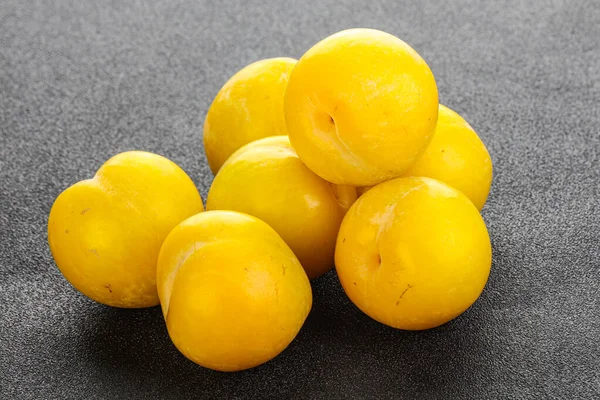 熟した甘い黄色の梅ヒープ上の背景 — ストック写真