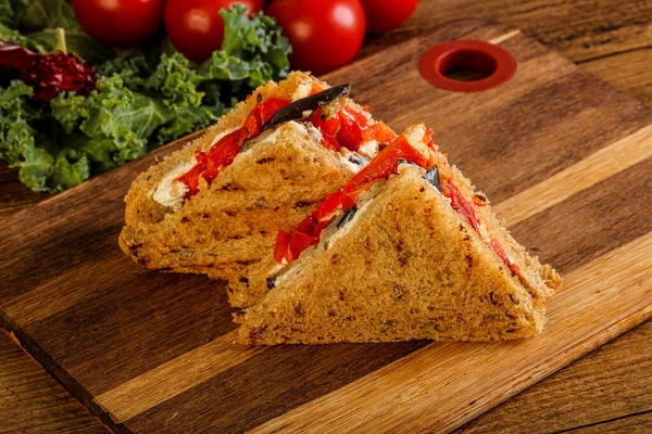 ベジタリアンクラブサンドイッチナスとチーズ — ストック写真