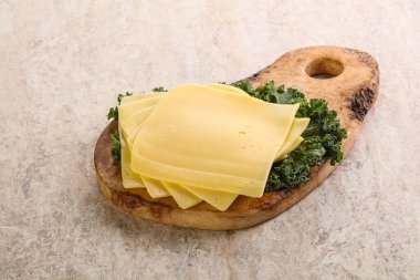 Dilimlenmiş Gouda peyniri.