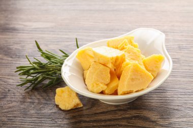 Kasede lezzetli parmesan peyniri parçaları var.