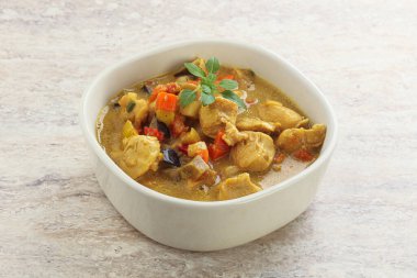 Tavuk ve sebzeli Tayland yemeği.