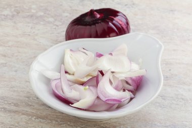 Pişirmek ya da atıştırmak için kasede dilimlenmiş kırmızı soğan
