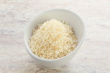 Kâsede doğal organik hindistan cevizi parçalanmış toz.