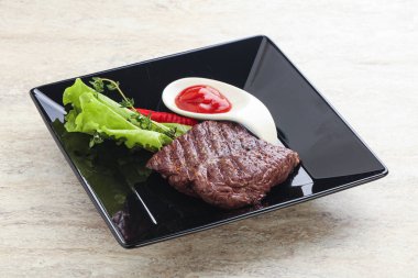 Izgara pala etekli biftek kekik ve ketçap servis edilir.