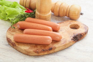 Atıştırmalık olarak et sosisi. Kahvaltı aperatifi.