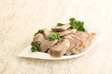 Dilimlenmiş domuz dili aperatifi. Fesleğen servis edildi.