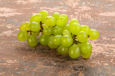 Olgun yeşil üzüm dalı yalıtılmış.